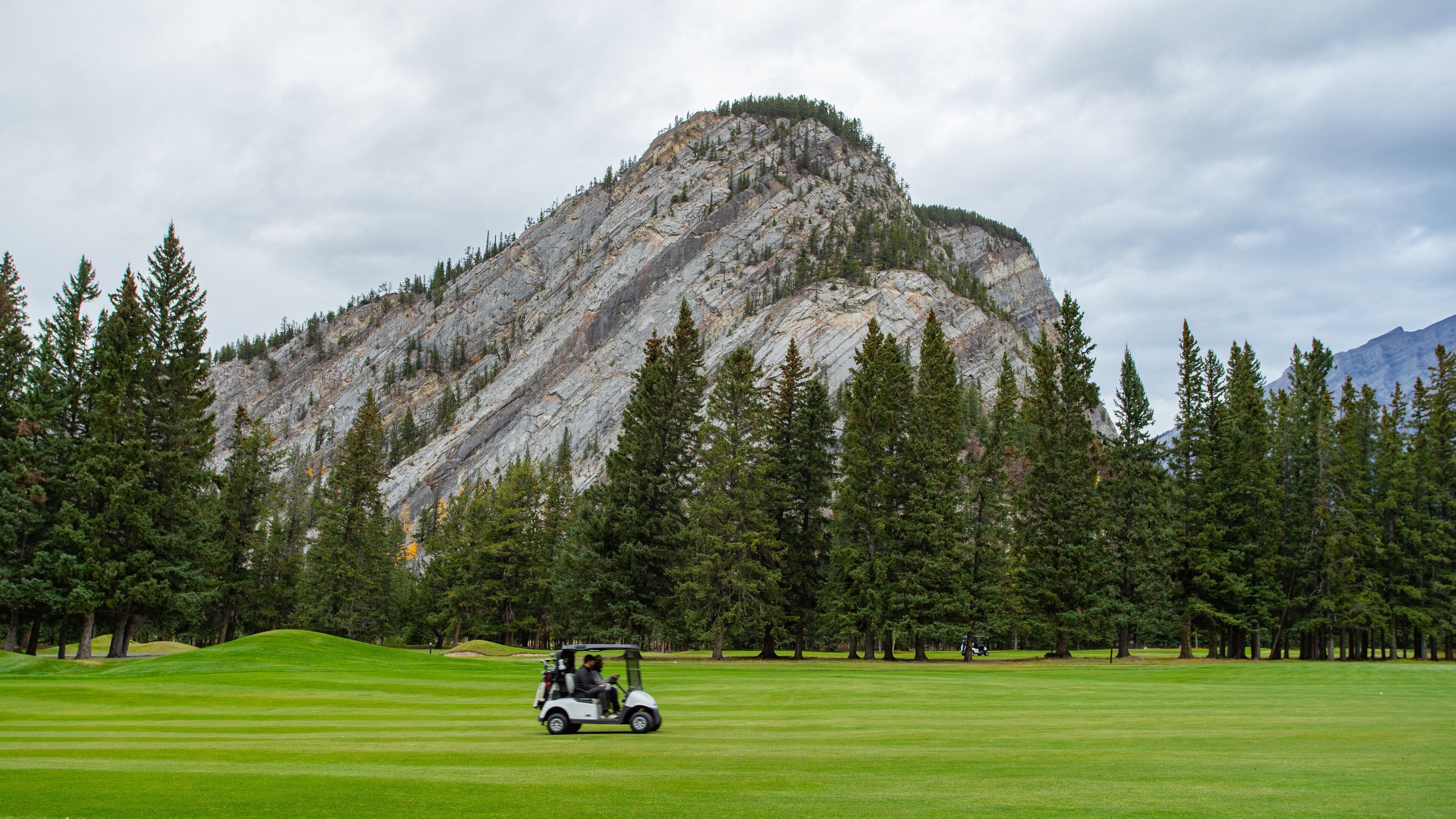 Banff Springs Golf Club which includes golf and mountains