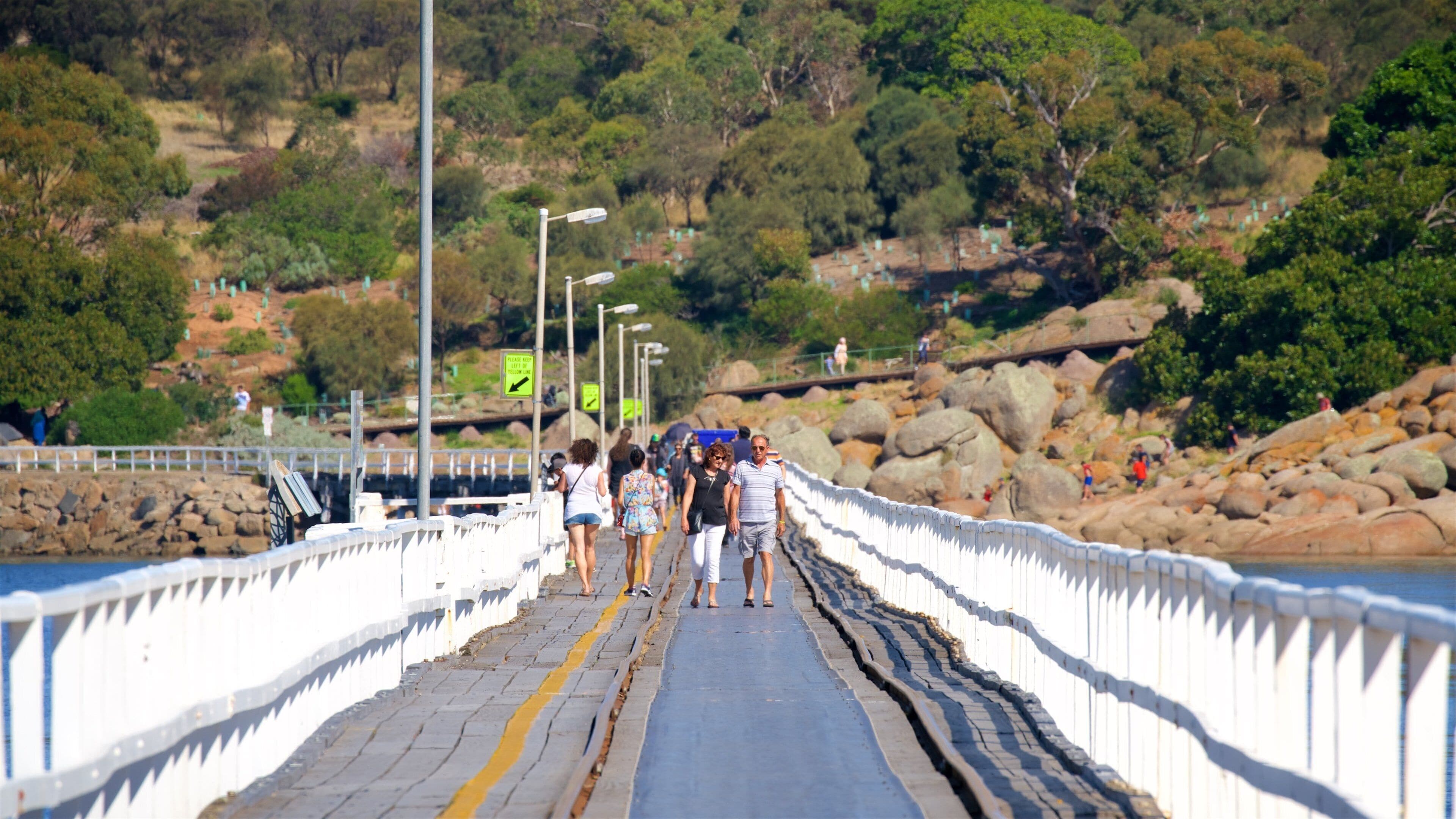 花崗岩島 其中包括 島嶼風景, 橋樑 和 崎嶇的海岸線