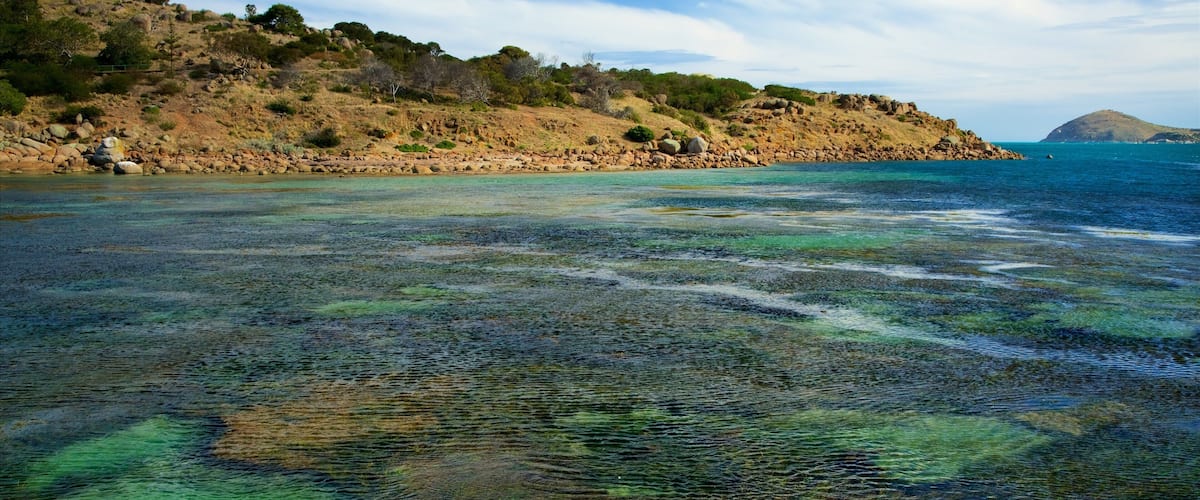 Granite Island mostrando immagini di isole, colori della barriera corallina e costa frastagliata