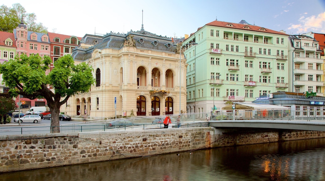 Stadsschouwburg van Karlovy Vary inclusief een stad en een rivier of beek