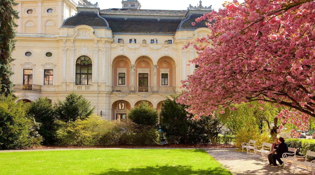 Stadsschouwburg van Karlovy Vary toont een tuin en historisch erfgoed