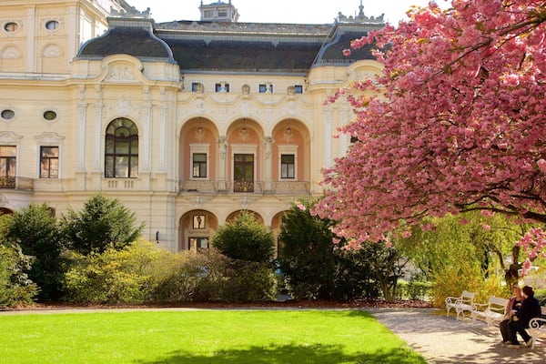 カルロビ バリ ミュニシパル シアター どの含み 公園 と 遺跡・遺産