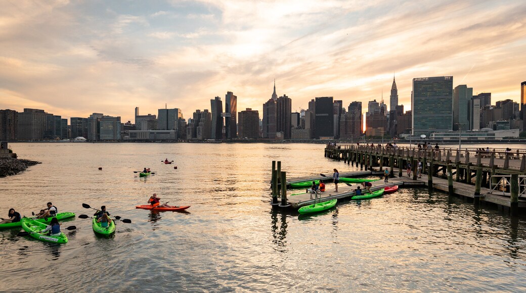 Gantry Plaza State Park showing a bay or harbor, a city and kayaking or canoeing