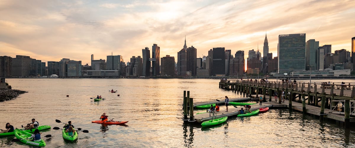 Gantry Plaza State Park showing a bay or harbor, a city and kayaking or canoeing