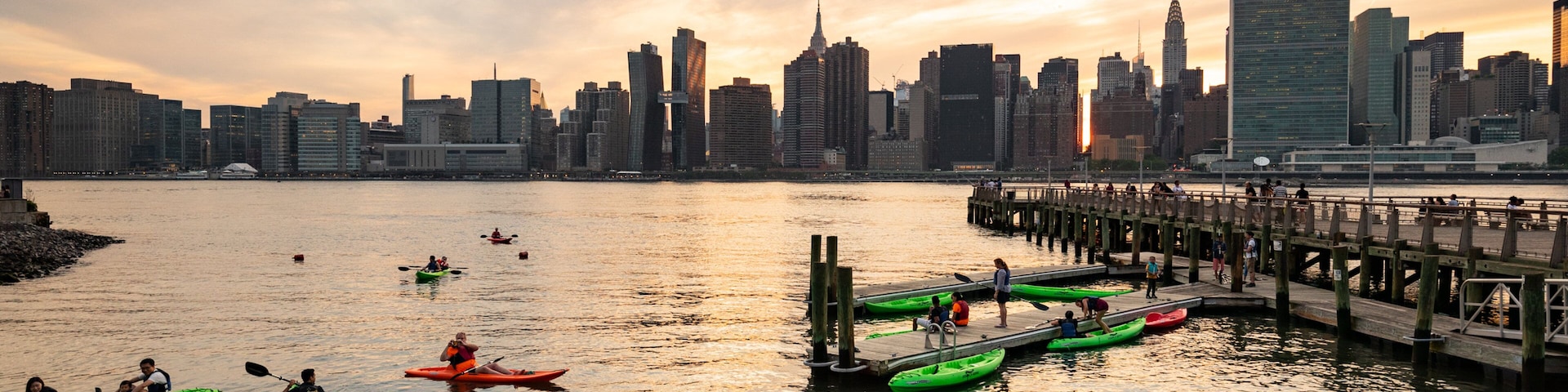 Gantry Plaza State Park showing a bay or harbor, a city and kayaking or canoeing