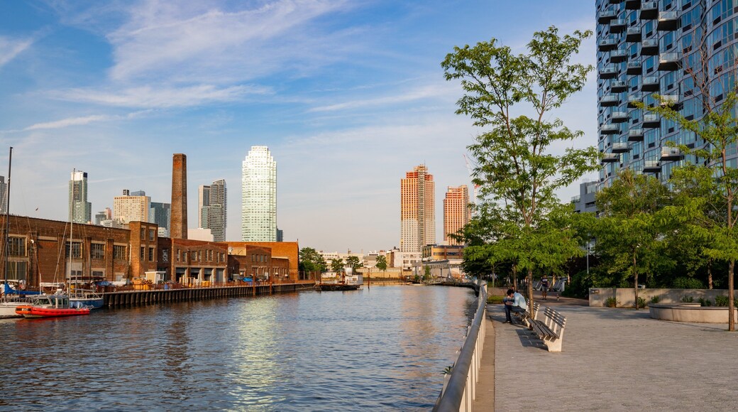 Gantry Plaza State Park which includes a bay or harbor and a city