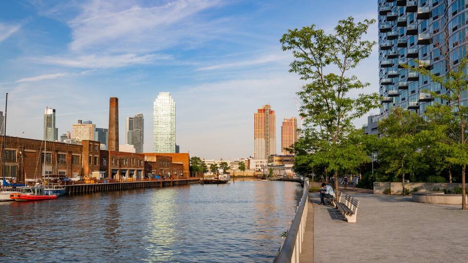 Gantry Plaza State Park which includes a bay or harbor and a city