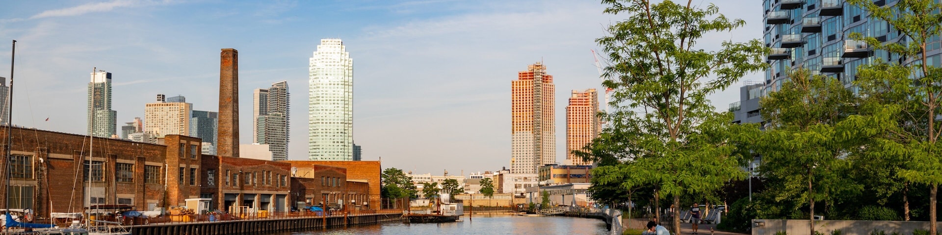 Gantry Plaza State Park which includes a bay or harbor and a city