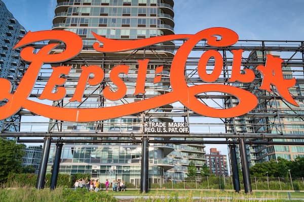 Ein großes Pepsi Cola Schild mit dem Copyright-Vermerk REG. U.S. PAT. OFF. darunter.