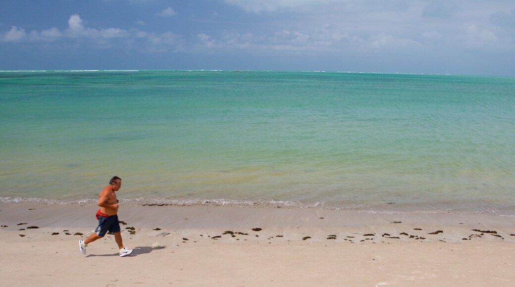 Playa de Ponta Verde que incluye vistas de una costa y una playa y también un hombre