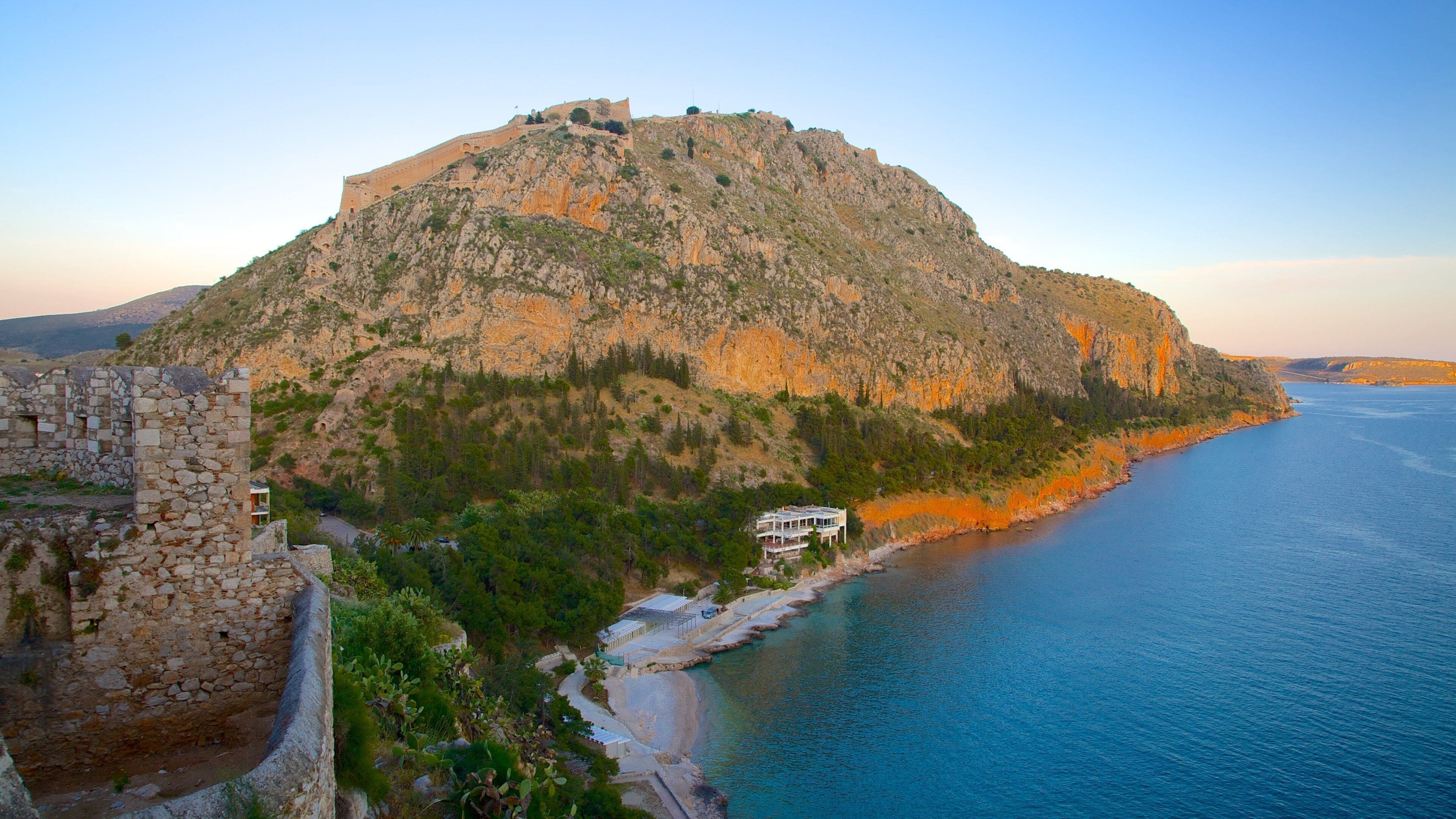 Arvanitia-stranden som viser solnedgang og kyst