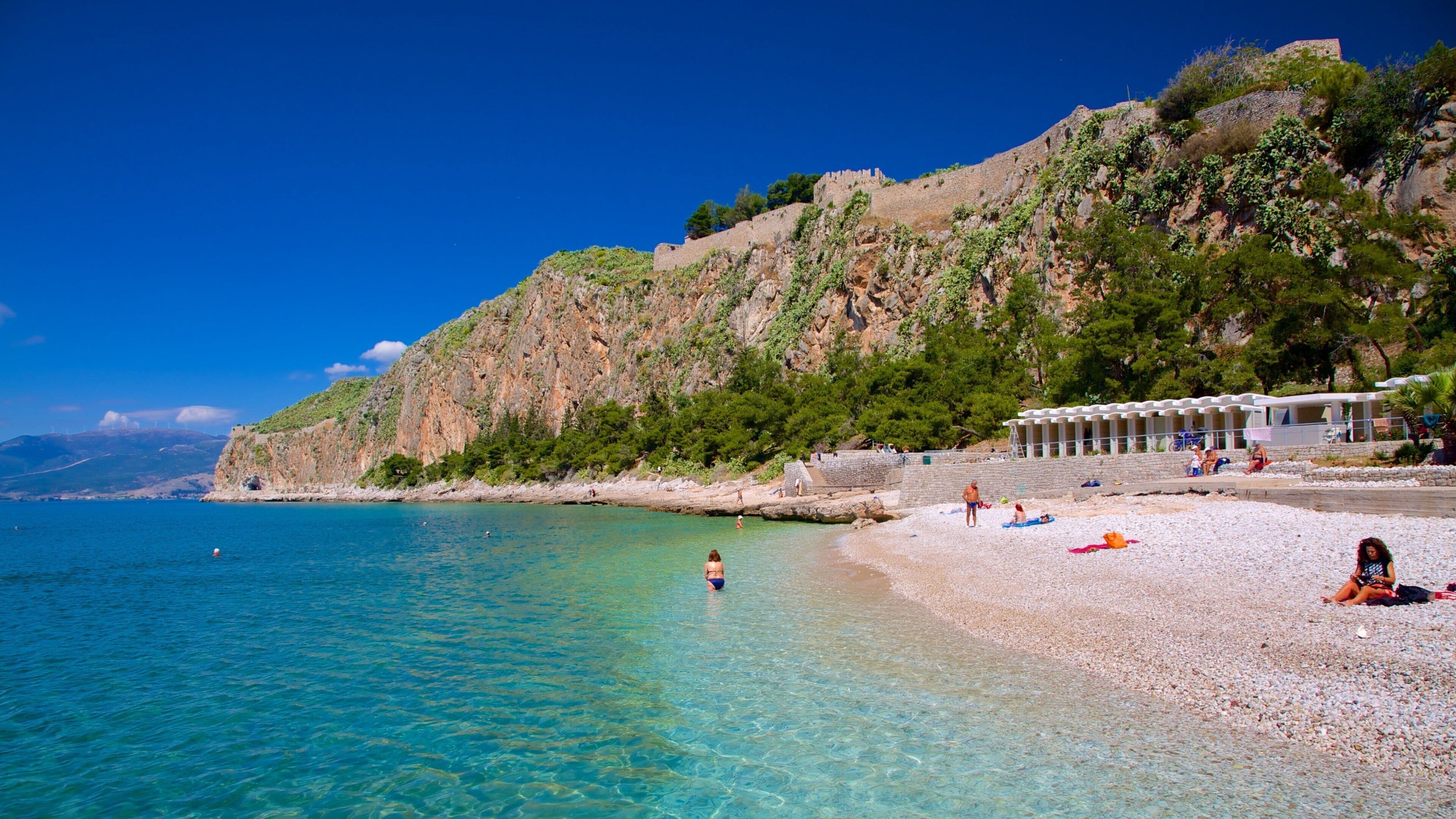 Strand van Arvanitia bevat een kiezelstrand