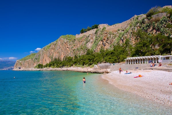 Strand von Arvanitia das einen Steinstrand