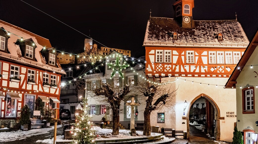 Altes Rathaus von Königstein im Taunus in der Weihnachtszeit, Hessen, Deutschland