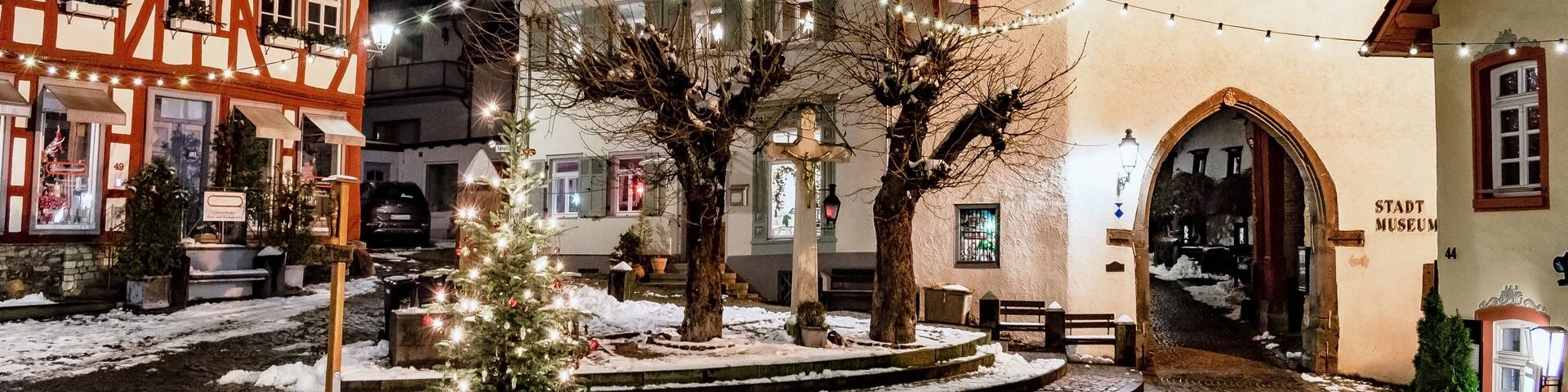 Altes Rathaus von Königstein im Taunus in der Weihnachtszeit, Hessen, Deutschland