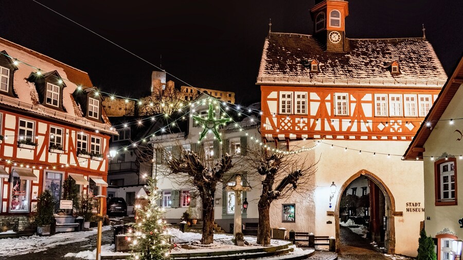 Altes Rathaus von Königstein im Taunus in der Weihnachtszeit, Hessen, Deutschland