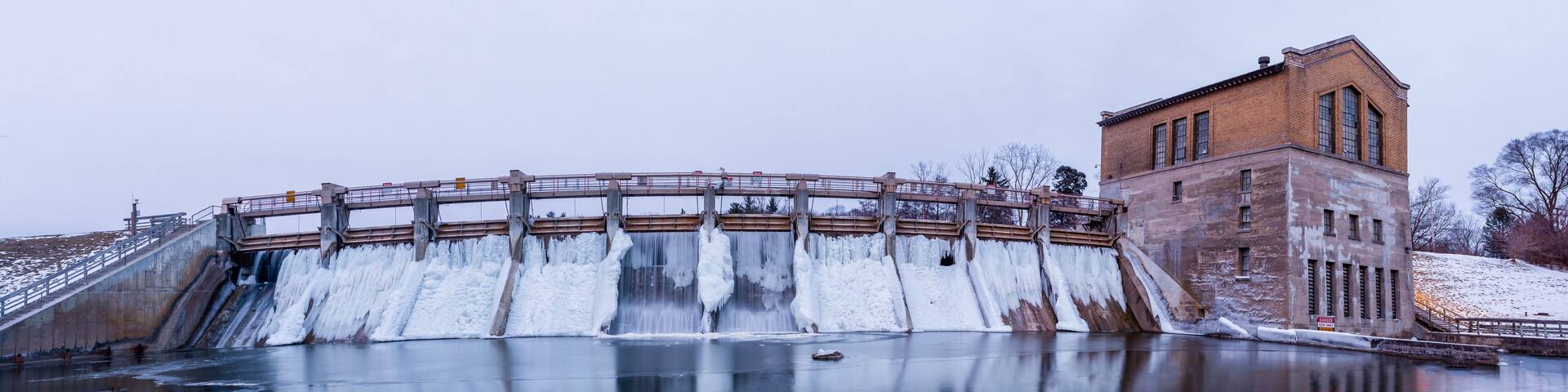 Barton dam in winter - Ann Arbor - Michigan - USA