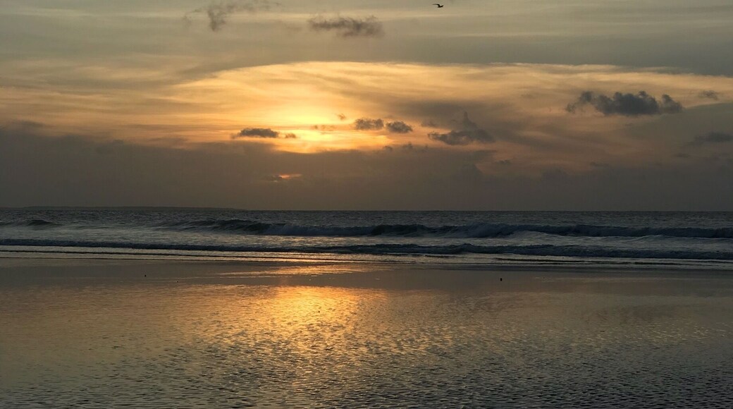 #salinas #beach #salinopolis
#FarolVelho
Maré vazia na praia do Farol Velho em Salinopolis. A praia é boa para crianças. Tem barraquinhas com bebidas e um bom restaurante. Excelente fora da época de veraneio embora nesta época quase nada funcione.
Low tide on the beach of the Old Lighthouse in Salinopolis. The beach is good for children. There are stalls with drinks and a good restaurant. Excellent outside the holiday season although at this time almost nothing works.