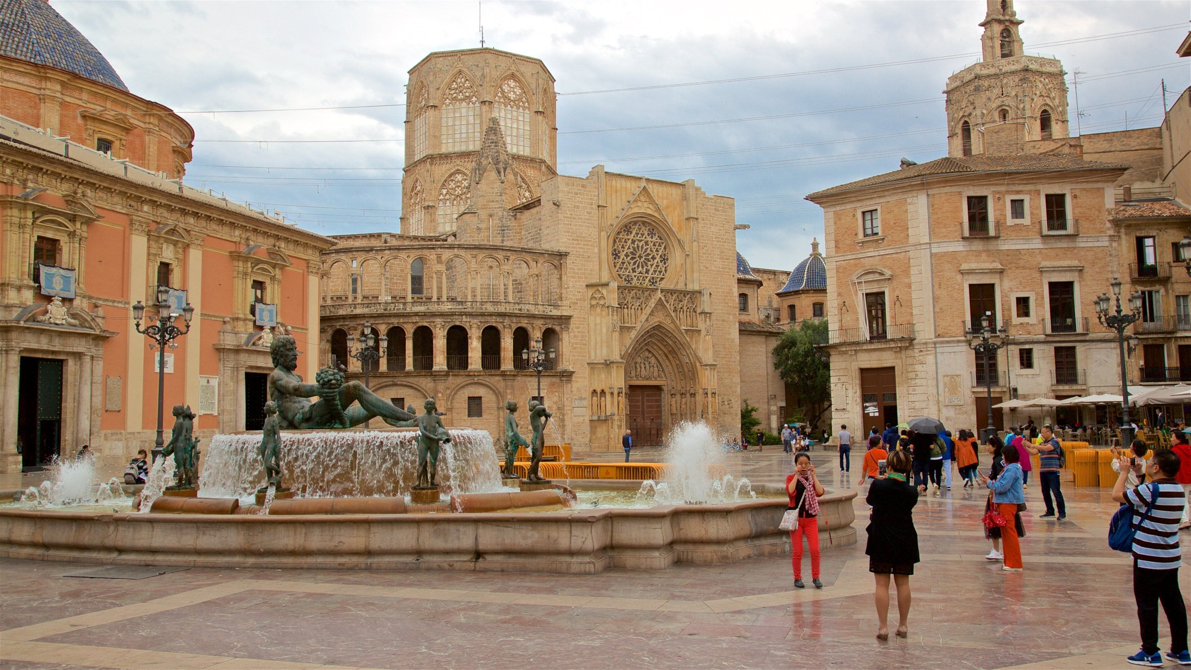 Valencia Cathedral featuring a fountain, heritage elements and street scenes