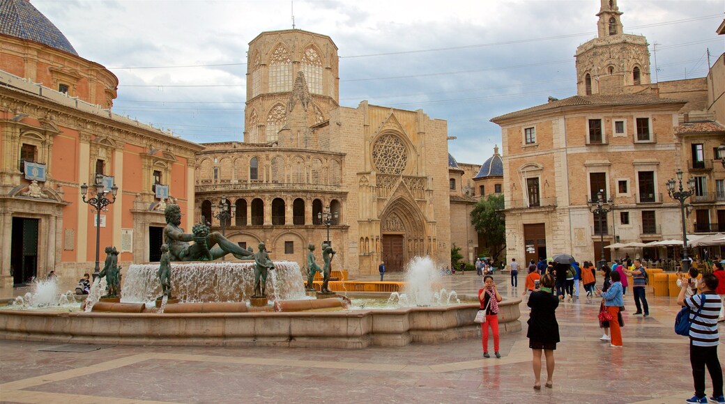 Valencia Cathedral featuring a fountain, heritage elements and street scenes