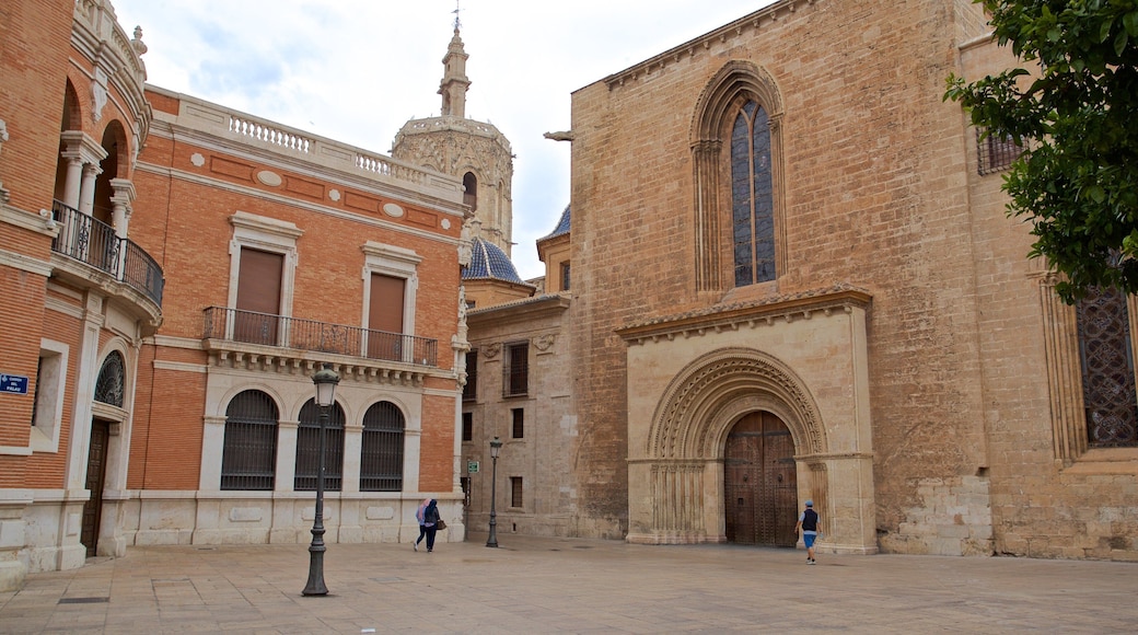 Valencia Cathedral showing heritage architecture and a church or cathedral