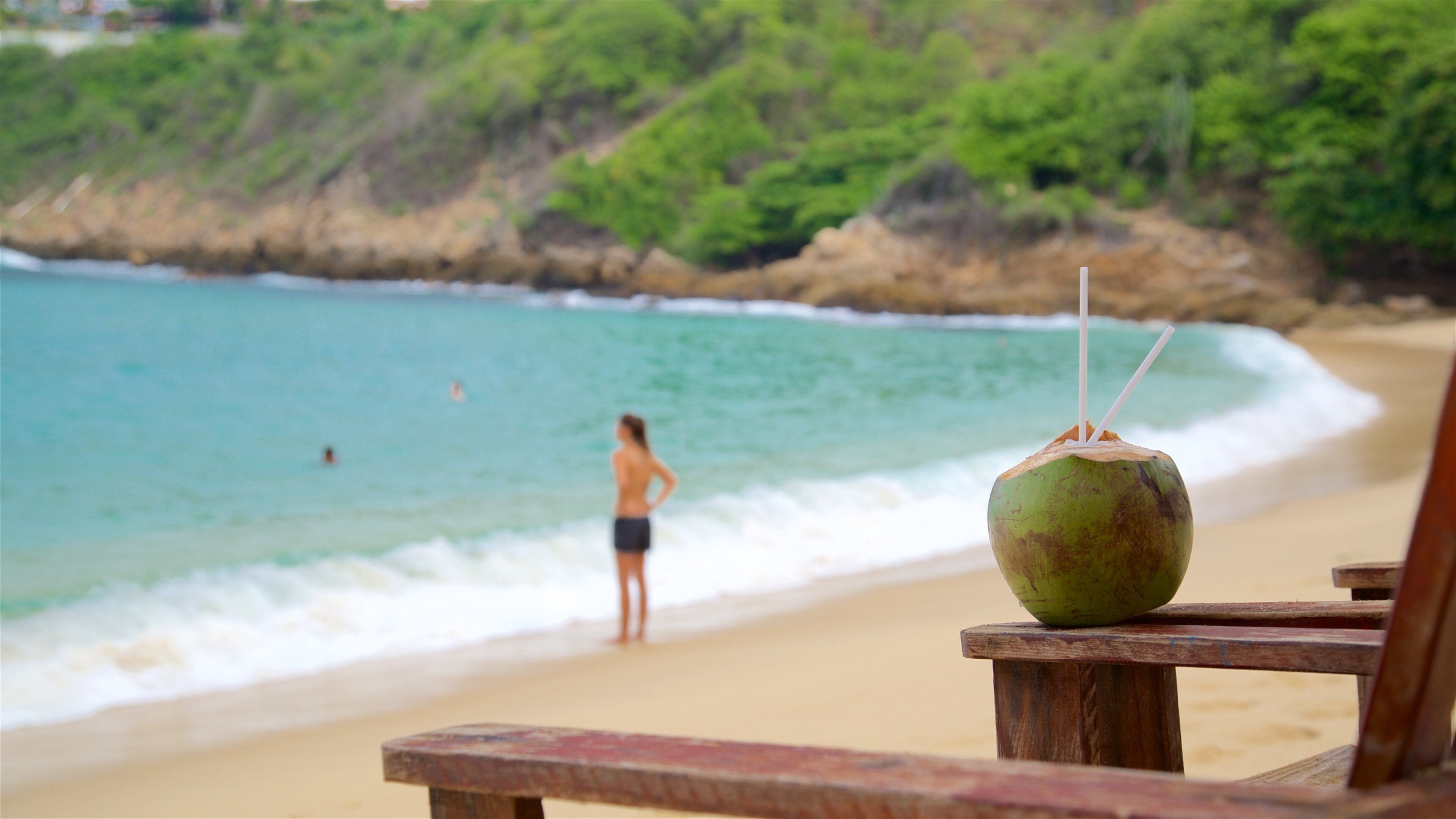 Carrizalillo-stranden som viser sandstrand og kyst i tillegg til en kvinne