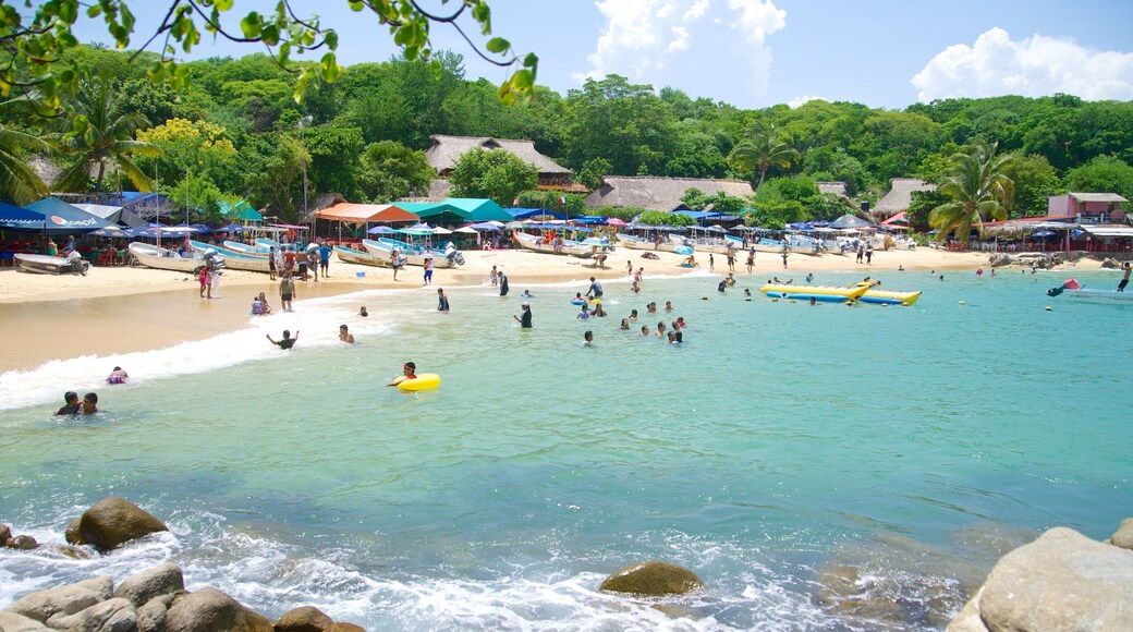 Plage de Puerto Angelito montrant baignade et plage de sable