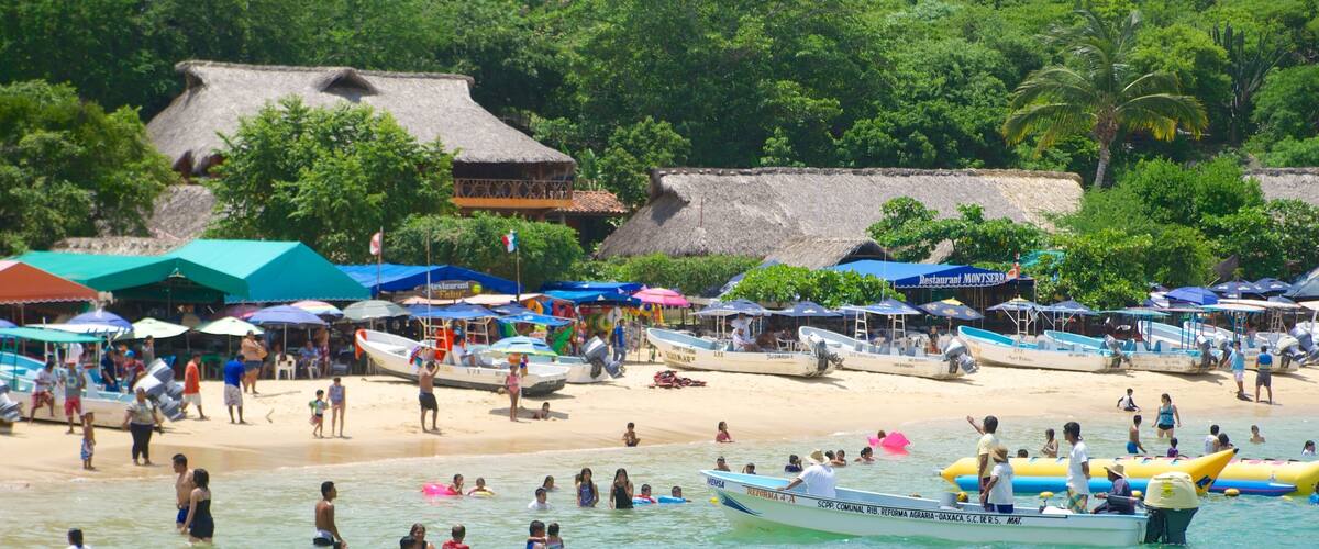 Playa Puerto Angelito mit einem Bootfahren, Küstenort und Strand