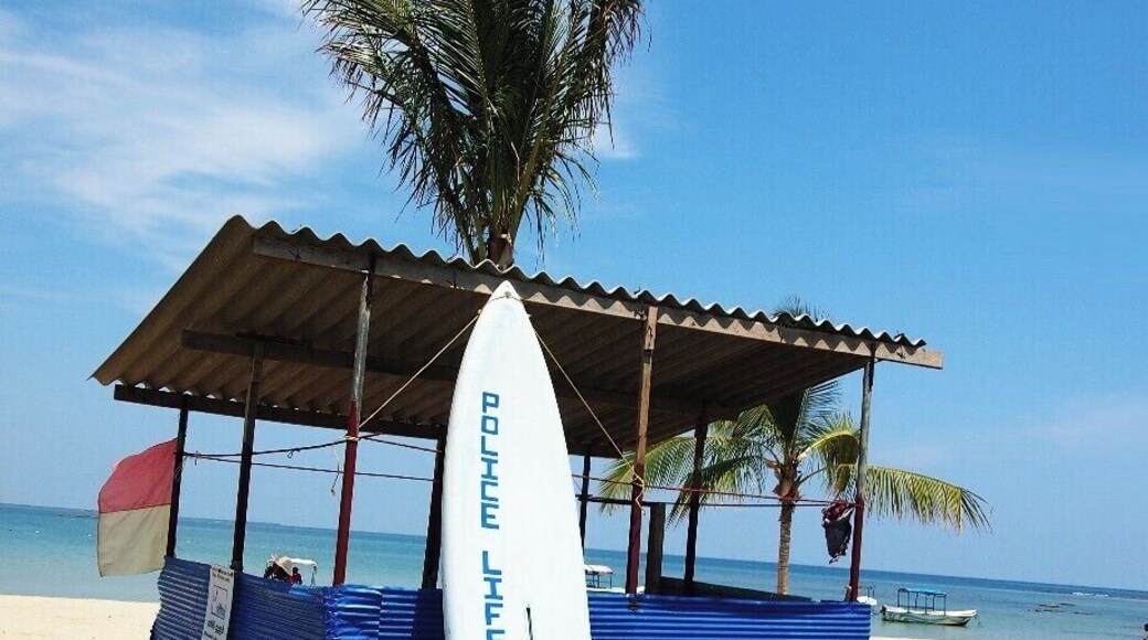Passekudah is a great place for sea bathing. Clear water and not too deep. The most special thing is very less waves here.