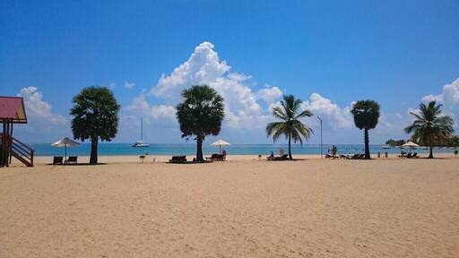 Paasikudah beach Sri Lanka is for those with serious beach-lusting! SECRET TIP: Seas are 'bluest' & 'calmest' from April to September. Try some guided snorkeling and sailing with Ayu in the Wild Holidays www.ayuinthewild.com