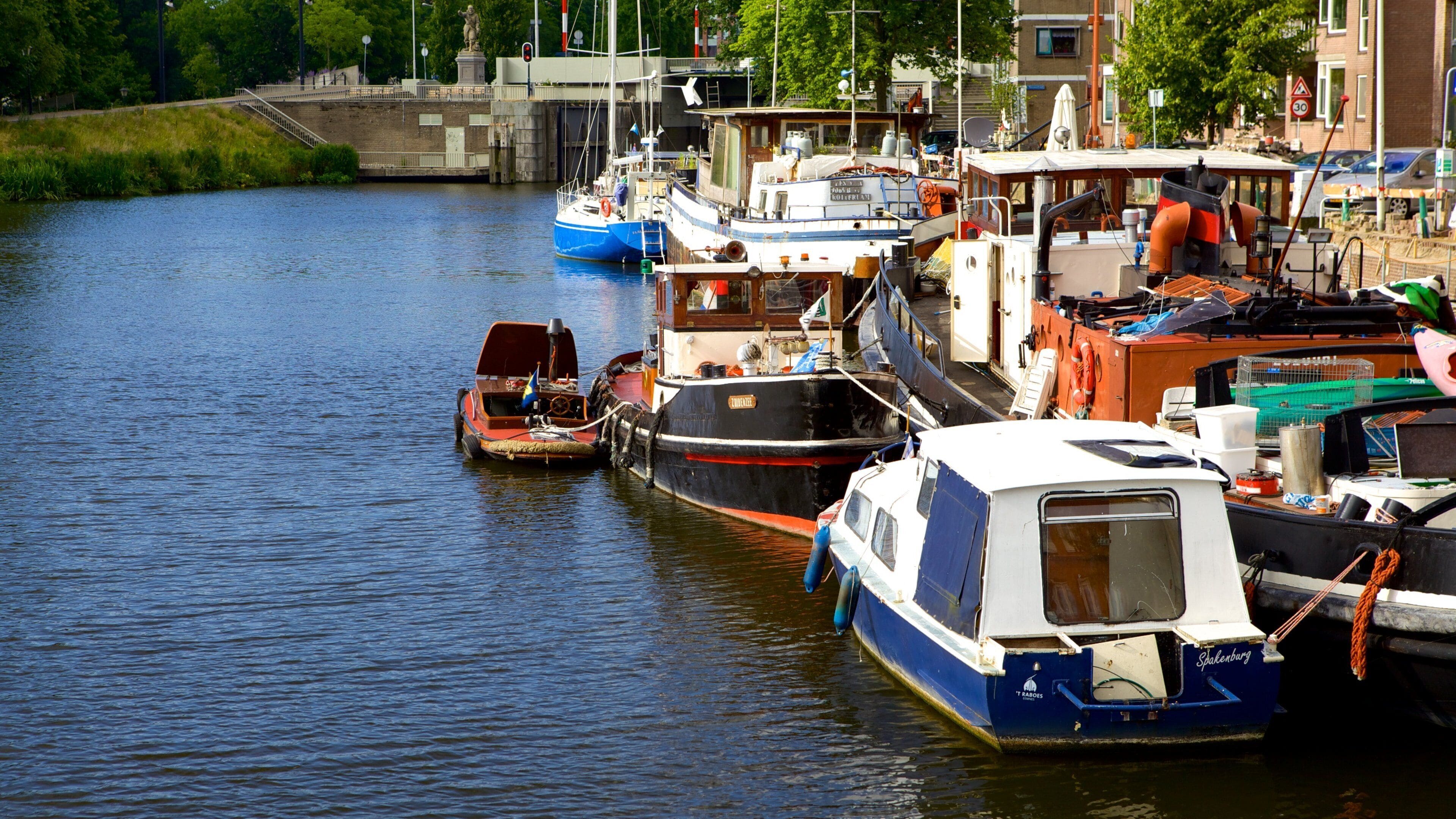 Delfshaven fasiliteter samt elv eller bekk, båter og bukt eller havn