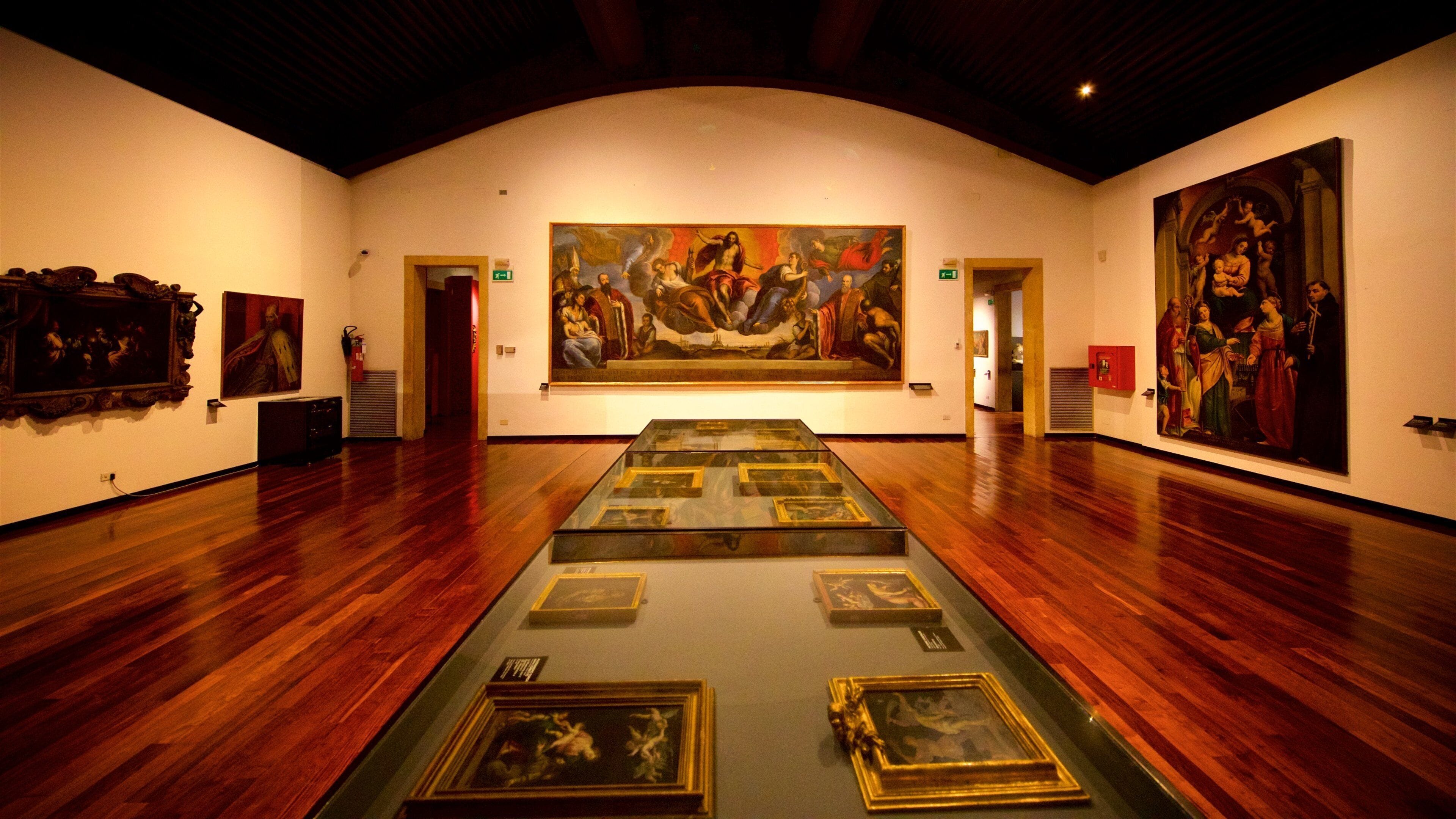 Eremitani Town Museums showing interior views, religious elements and art