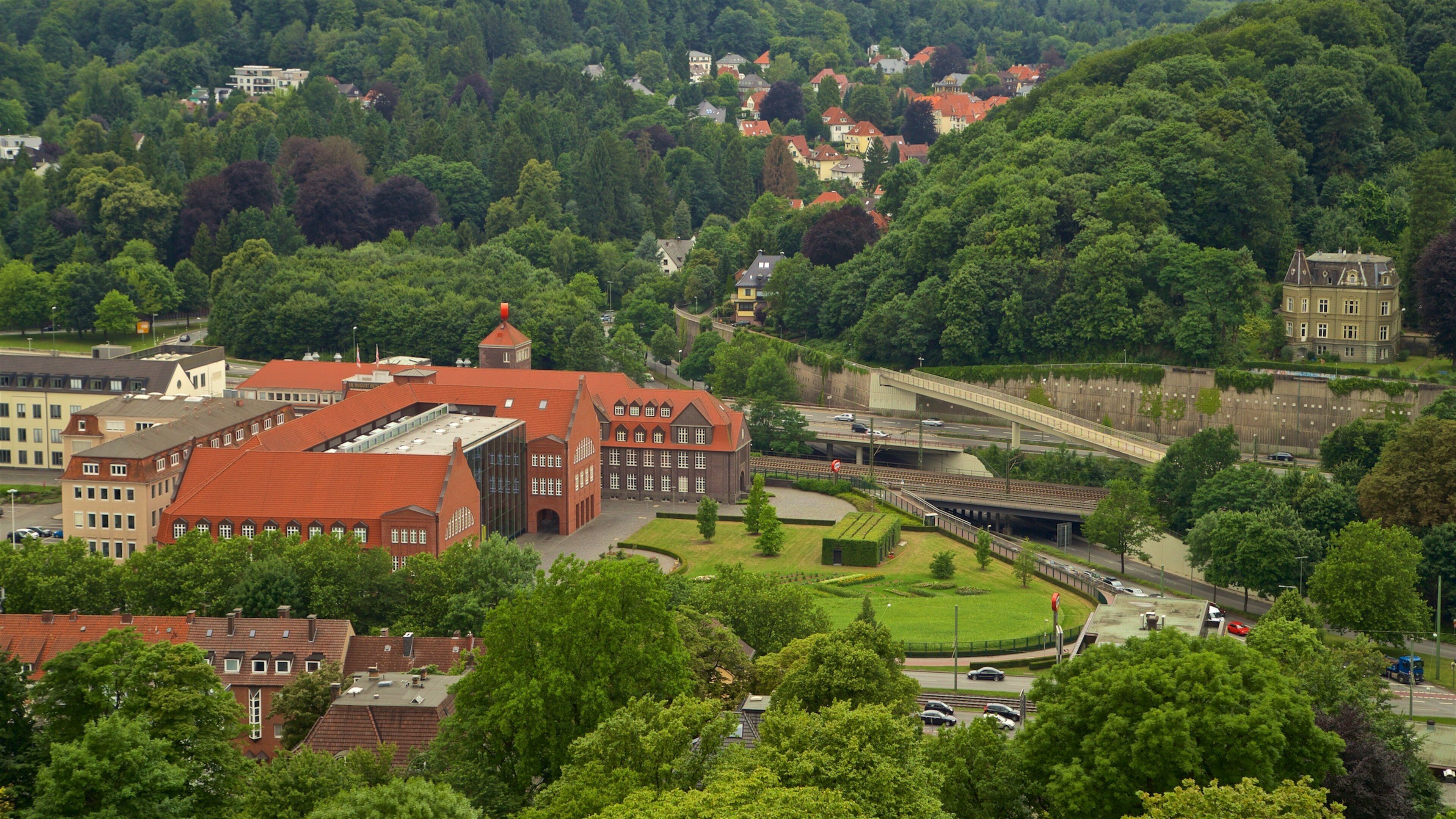 Burg Sparrenberg som omfatter en lille by eller en landsby og udsigt over landskaber