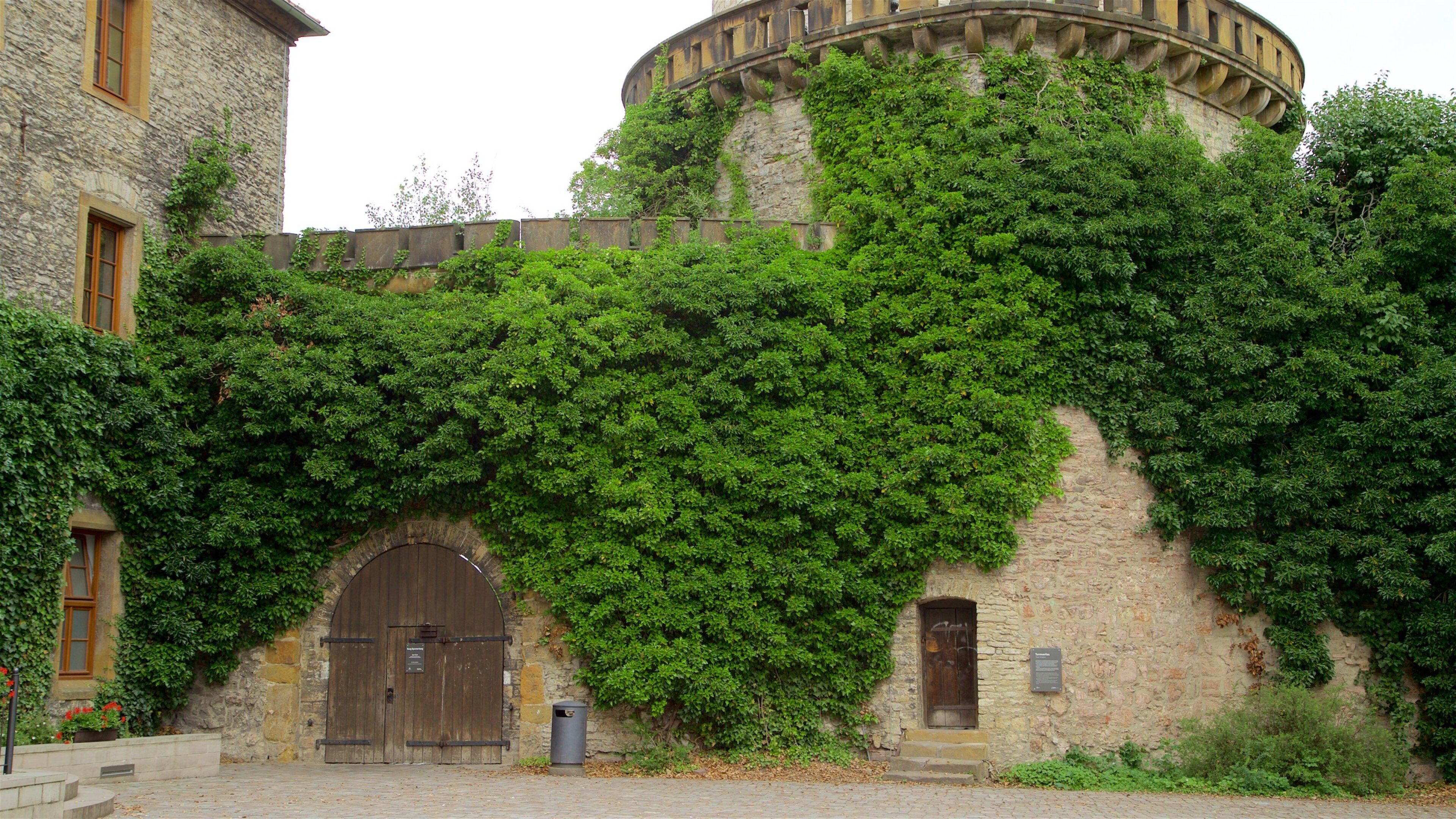 Burg Sparrenberg som omfatter historiske bygningsværker