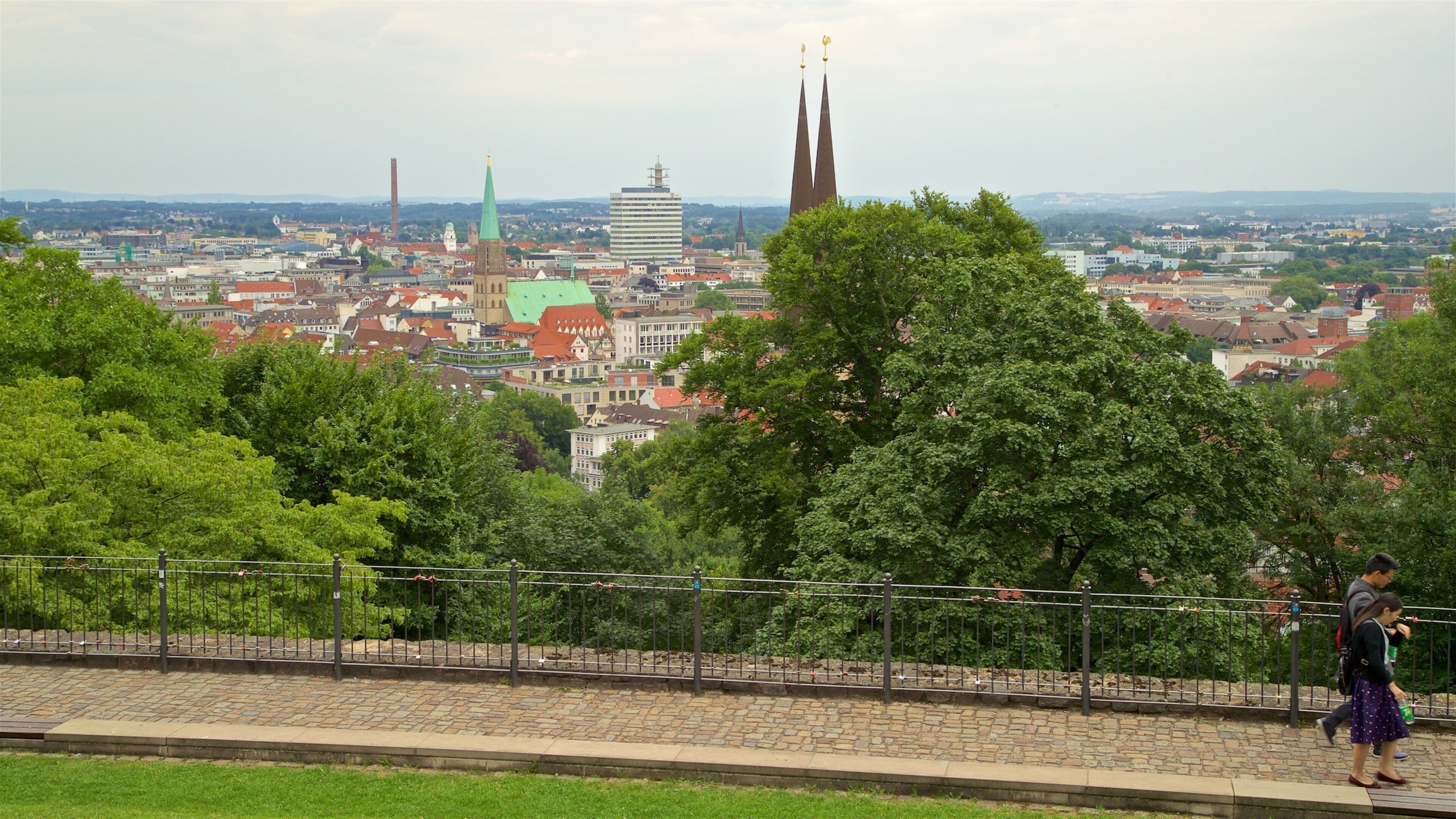 Sparrenberg festning fasiliteter samt by og landskap i tillegg til par