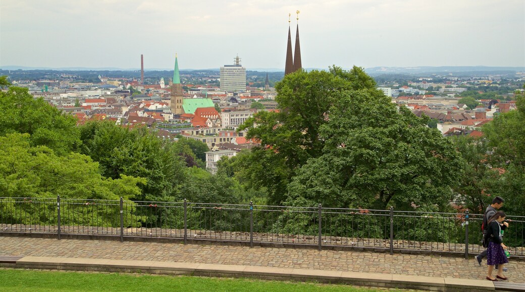 Sparrenberg festning fasiliteter samt by og landskap i tillegg til par