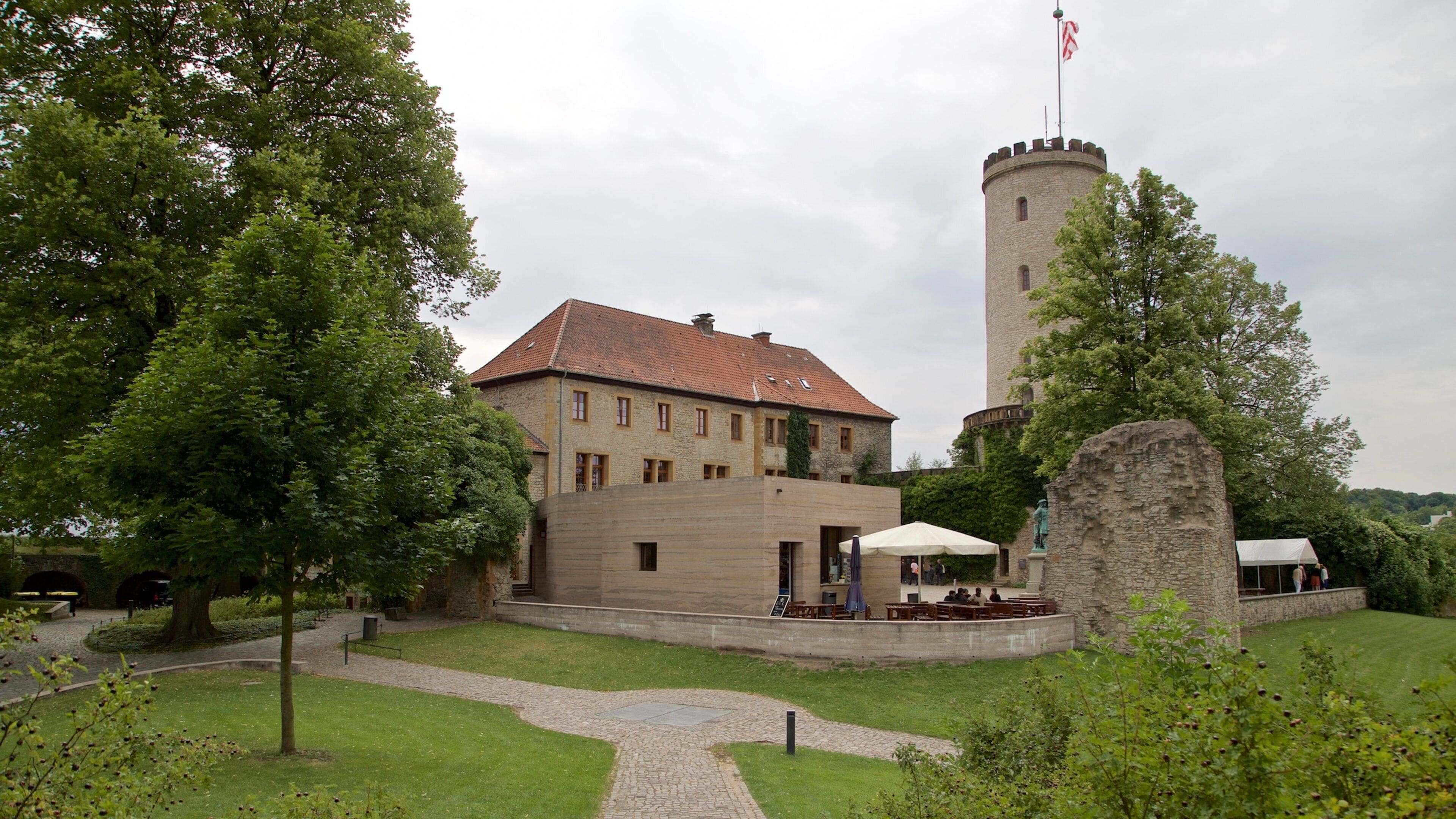 Sparrenberg festning som inkluderer palass og historisk arkitektur