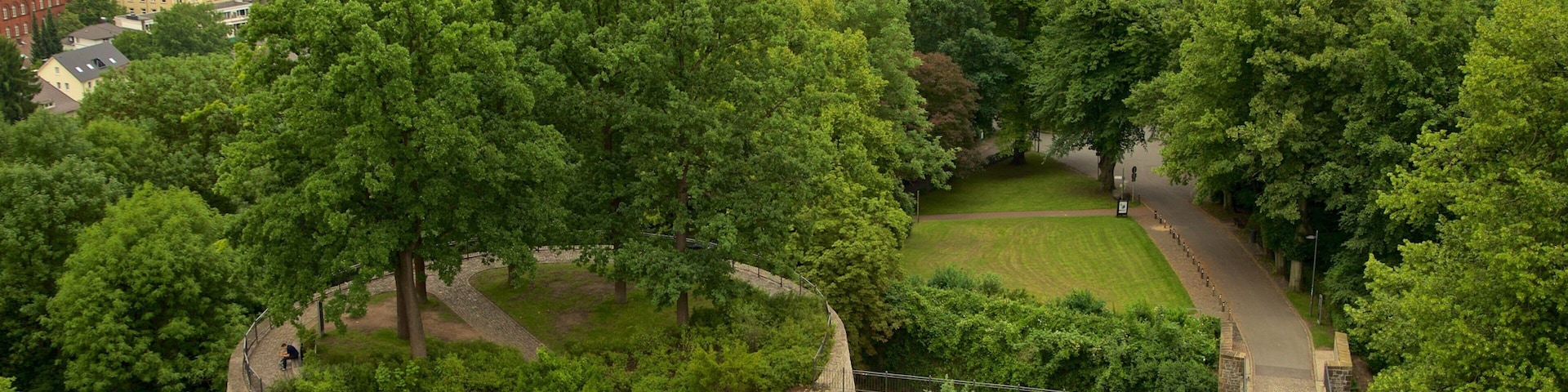 Castillo de Sparrenberg que incluye vistas panorámicas, una ciudad y un jardín