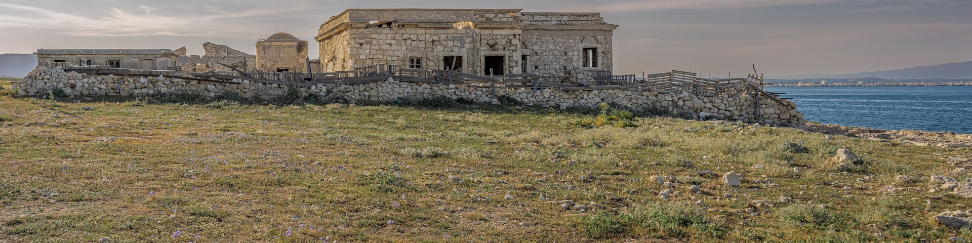 Old abandoned house and sheep farm facing the gulf of Augusta; Priolo Gargallo, Syracuse, Sicily, Italy