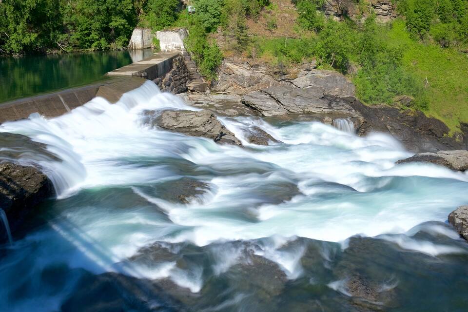 Una presa con cascada.
