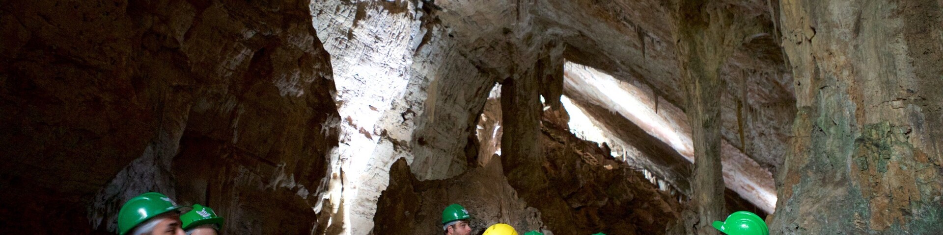 聖米格爾洞穴 其中包括 探洞 和 洞穴 以及 小群人