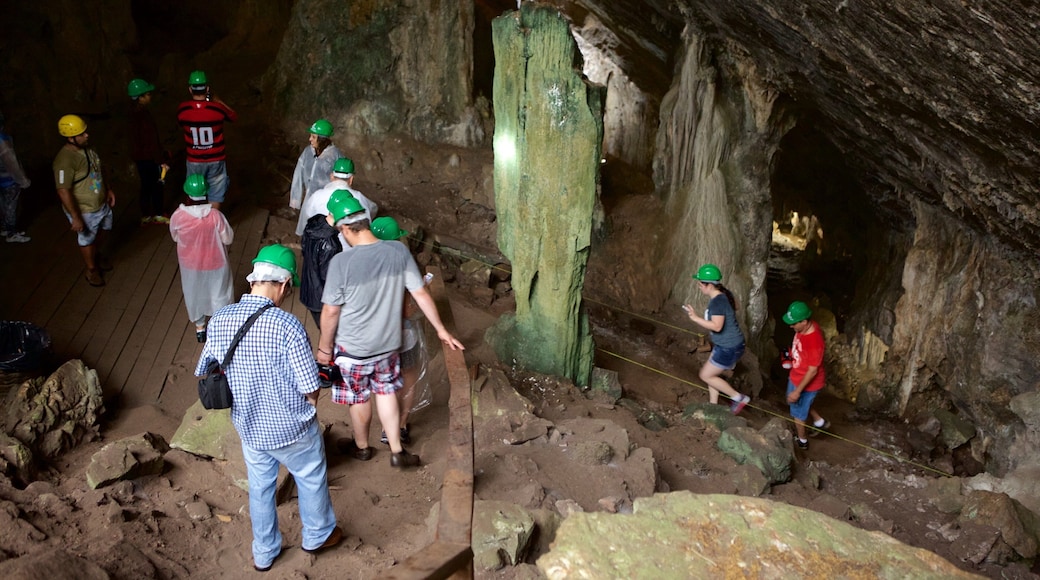 Gruta de São Miguel ofreciendo cuevas y espeleología y también un pequeño grupo de personas