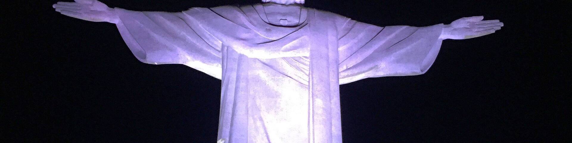 Caption---- Cristo Redentor by night