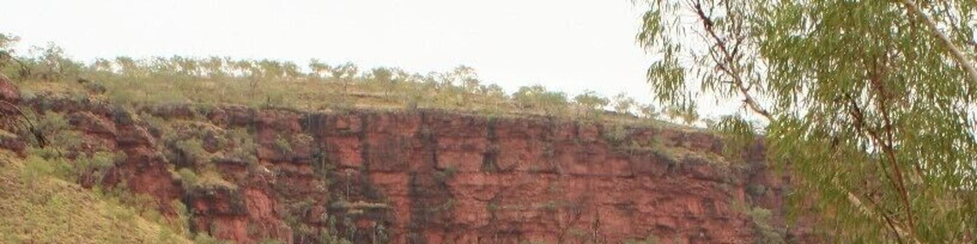 From the picnic area you can enter an awesome walk. It is not too long, so a perfect break on a long drive. You walk up to the escarpment walls, where you can see some Aboriginal rock art.