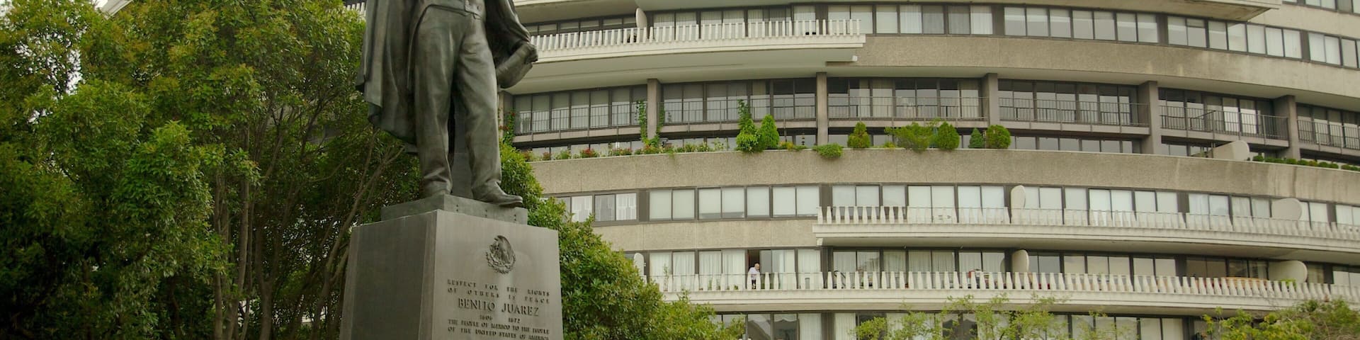 Foggy Bottom mostrando una ciudad, un monumento y una estatua o escultura
