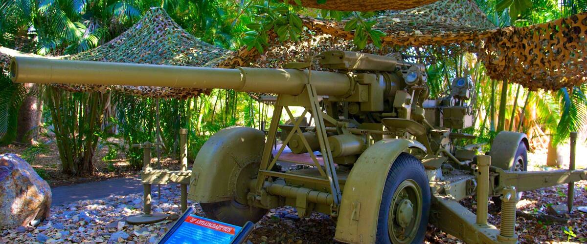 Defence Of Darwin Experience mostrando artículos militares