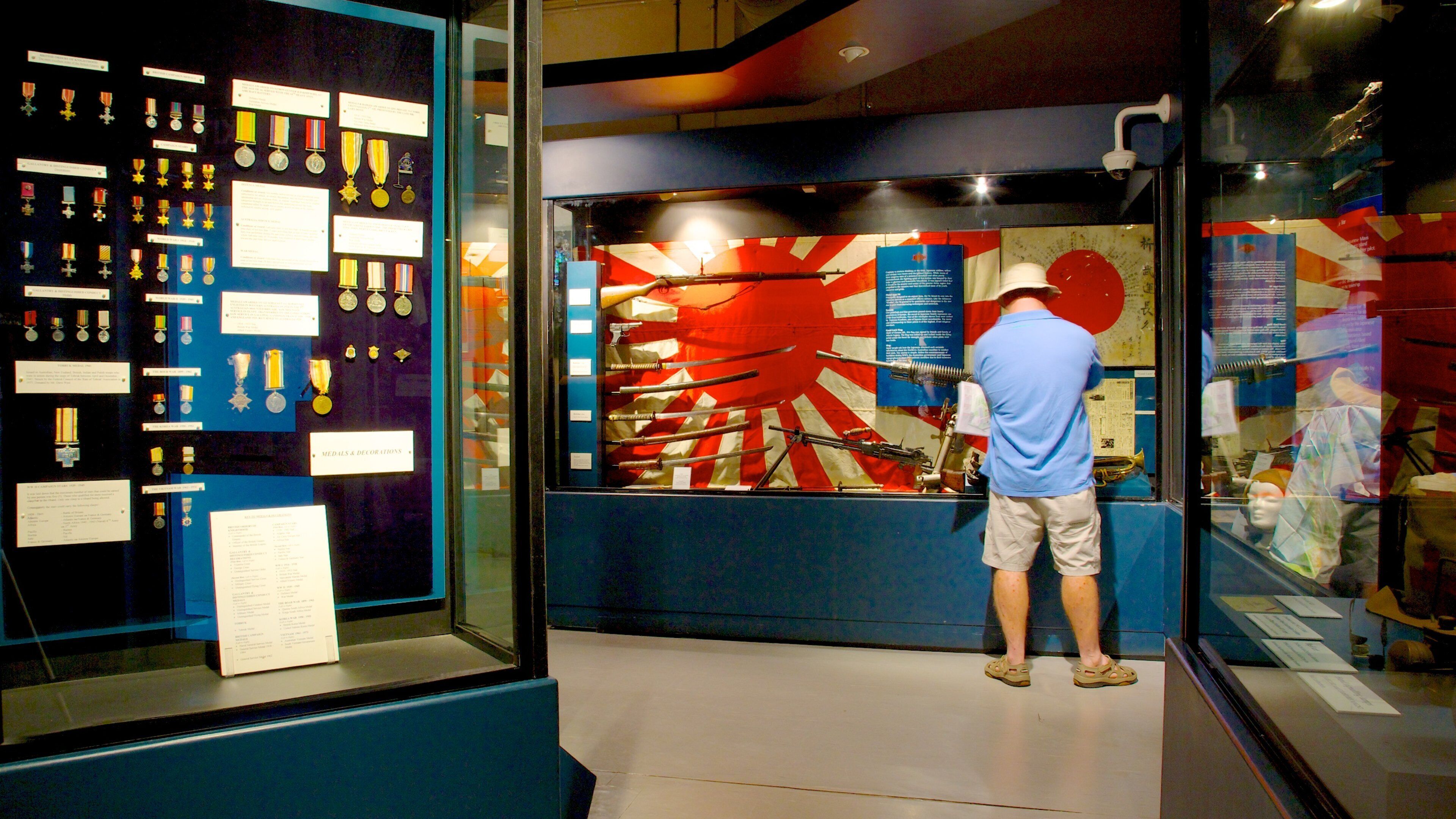 Defence Of Darwin Experience เนื้อเรื่องที่ สิ่งของทางการทหาร และ การตกแต่งภายใน ตลอดจน ผู้ชาย