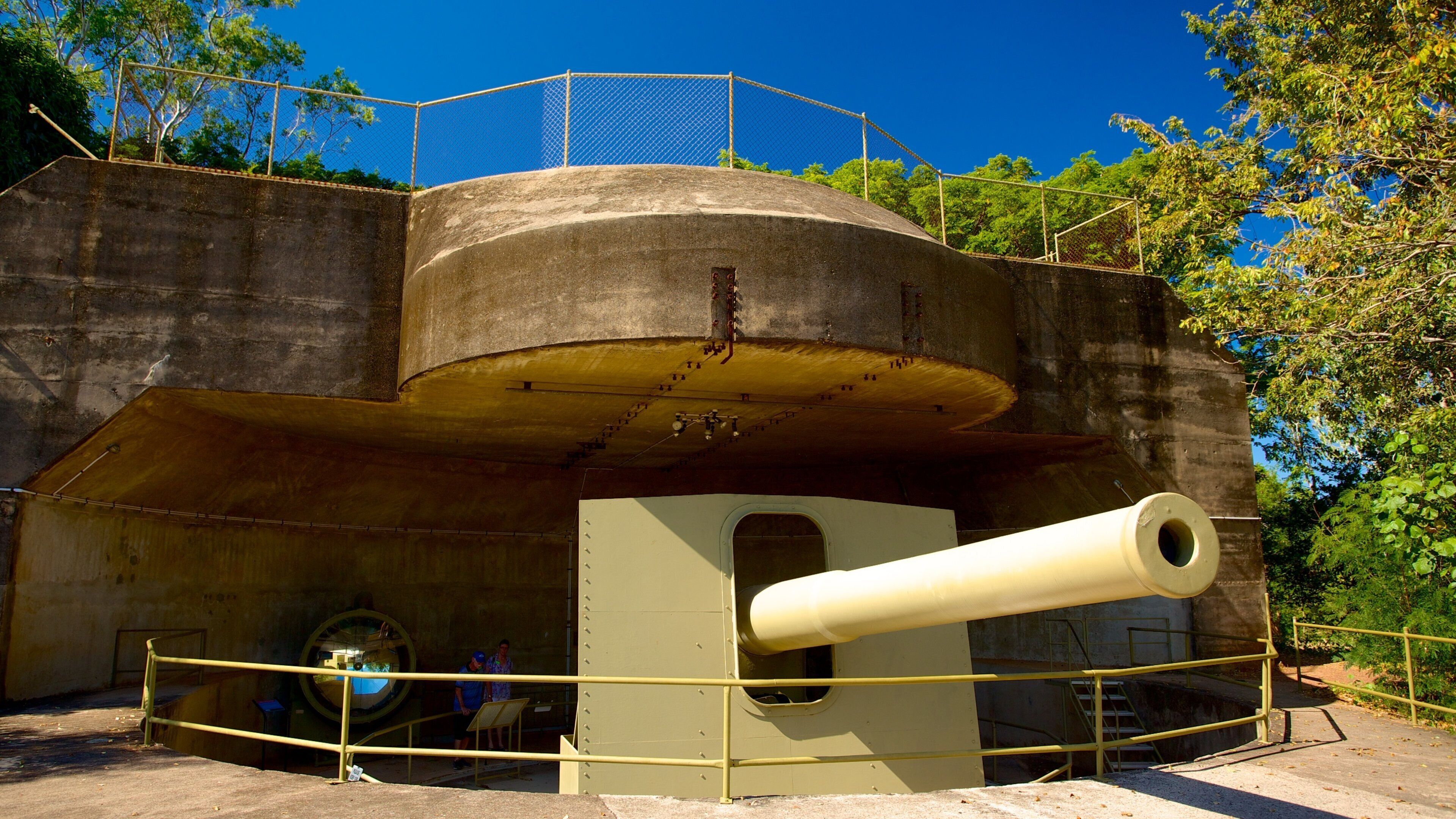 Defence Of Darwin Experience trong đó bao gồm đài tưởng niệm và quân sự