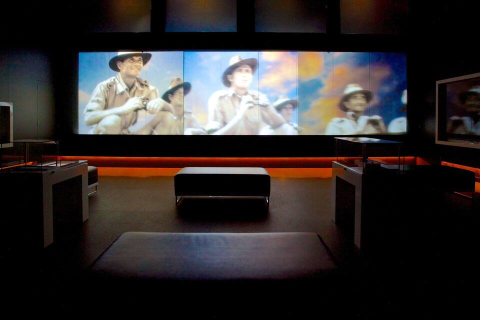 Cine con una pantalla grande mostrando una escena de película.