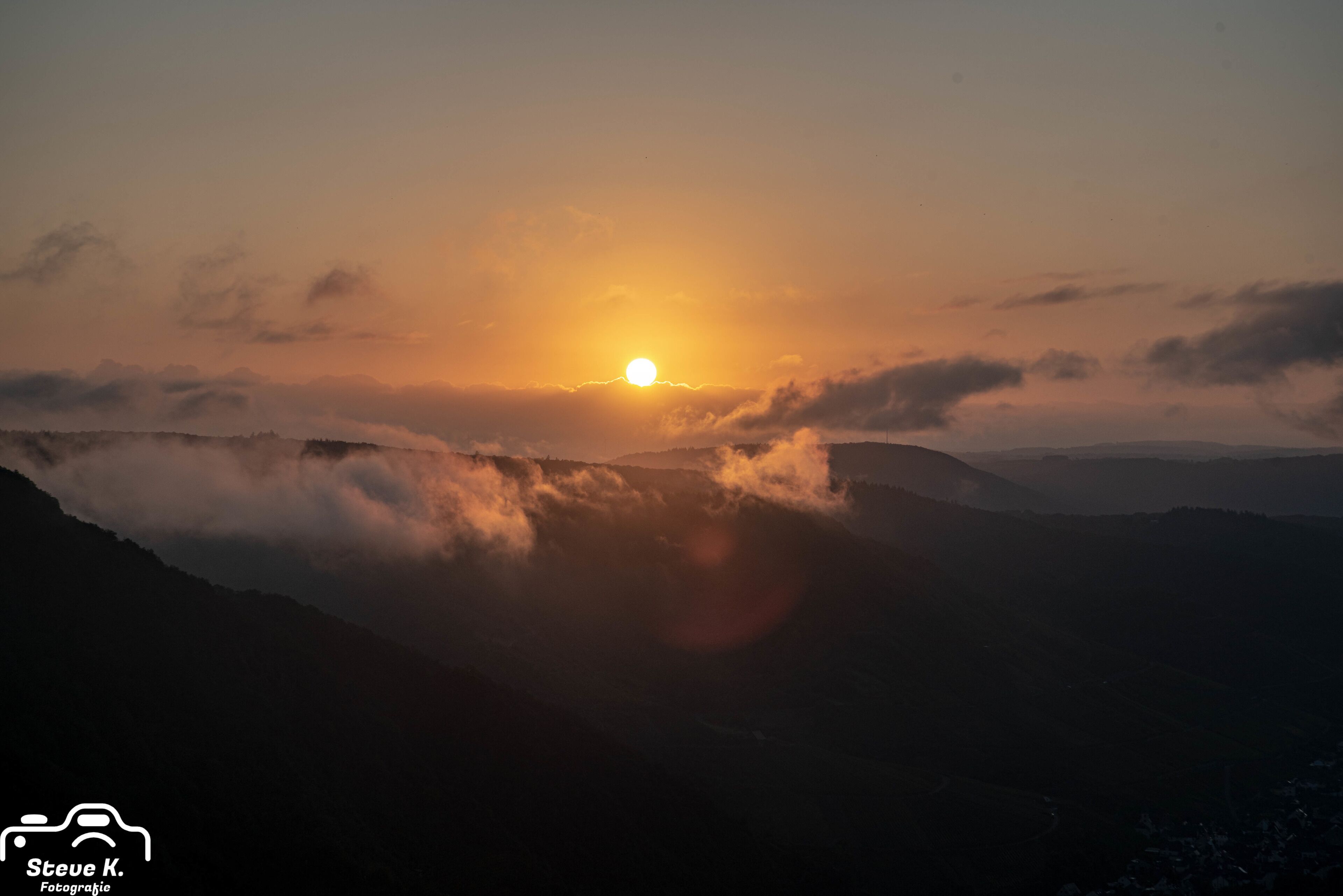 Sonnenaufgang über der Moselschleife